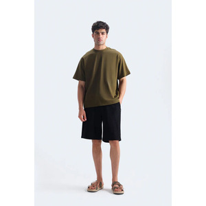 Conjunto de Camiseta Casual de Punto Verde Oliva para Hombre y Pantalones Cortos Negros para Verano - Product Image 1