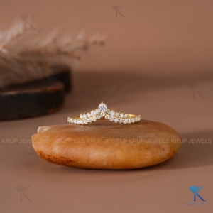 Bague de mariage incurvée en diamant de laboratoire, or jaune massif, avec pavé de chevron, bijoux de mariée raffinés pour femme, pour tous les jours - Product Image 1