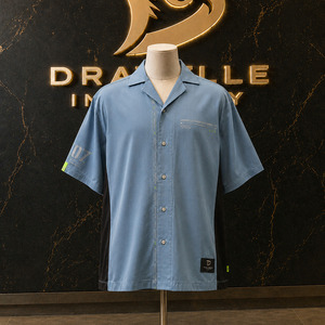 Camisa Oversize Y2K con Botones, Cuello Camisero, Estampado Gráfico Cyber Shield, Color Azul Aqua, Estilo Urbano para Hombre, Venta al Por Mayor - Product Image 1