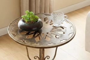 Mesa Auxiliar de Hierro Forjado Dorado Antiguo con Tapa Decorativa Calada y Patas Curvas con Volteado, Pequeña Mesa de Centro para Sala de Estar - Product Image 2