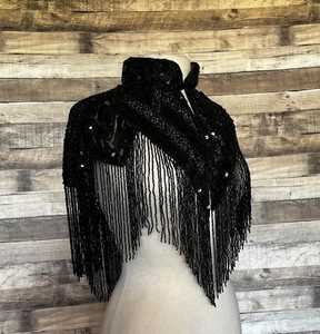 Cape d'épaule de luxe argentée, perlée à la main, avec longues franges à pampilles et broderies complexes, pour scène nuptiale ou stylisation mode - Product Image 6