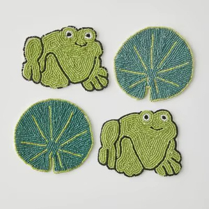 Applique décorative faite à la main en perles, motif grenouille et nénuphar - Product Image 1