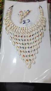 Descubre collares naturales de conchas de cauri con encanto costero, ideales para moda boho, ropa de playa, regalos y joyería artesanal. - Product Image 5