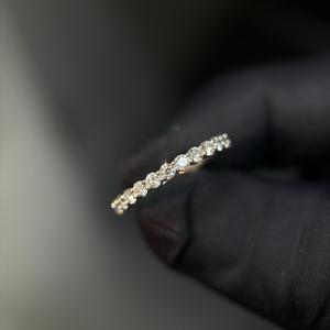 Bague en diamant de laboratoire de haute qualité pour femme, avec un éclat brillant et un sertissage élégant, pour les fiançailles et les mariages. - Product Image 1
