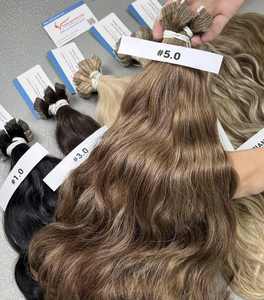 Extensions de cheveux à clipser ondulées naturelles de qualité supérieure, incontournables, disponibles en plusieurs couleurs, avec des pointes complètes et une brillance naturelle - Product Image 5
