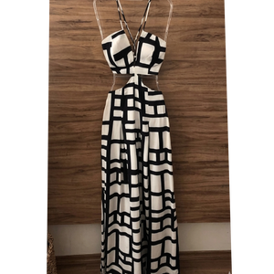 Vestido largo con estampado geométrico en blanco y negro para mujer, con espalda descubierta y detalle de lazo - Product Image 1