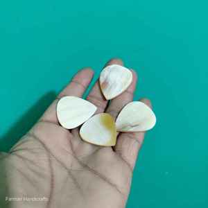 Púa de guitarra hecha a mano de cuerno natural, púa de cuerno de buey premium para músicos a precio económico. - Product Image 1