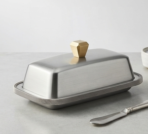 Beurrier en métal avec couvercle, finition argent poli, bouton doré, design minimaliste, forme rectangulaire, vaisselle et assiettes - Product Image 2