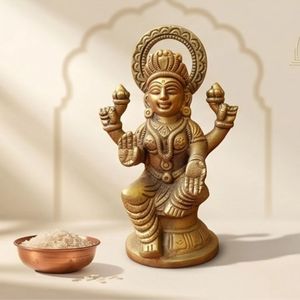 Figura de Lakshmi en Latón Chapado en Oro de 6.5 Pulgadas, Arte Religioso Coleccionable, Artesanía de Fundición, Escultura 3D - Product Image 2
