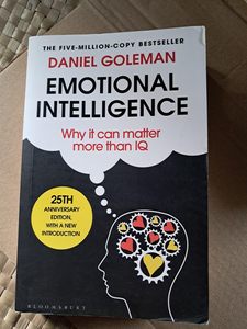 Inteligencia emocional de Daniel Goleman, libro en inglés de bolsillo, guía de conciencia emocional, liderazgo y éxito - Product Image 1