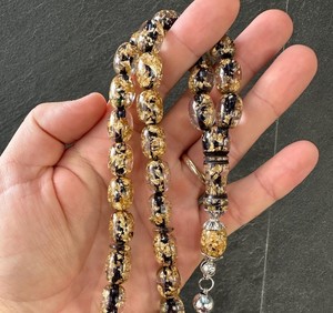 Tasbih artisanal éco-responsable en résine époxy, 33 perles, religieux bouddhiste, porte-clés rond noir à motifs dorés, Misbaha avec pompon - Product Image 1