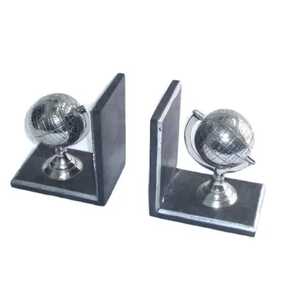 Sujetalibros de Globo Terráqueo Plateado, Hechos a Mano, Diseño Artístico de Mapa Mundial, Par de Sujetalibros Ecológicos de Madera Rústica para el Hogar - Product Image 1