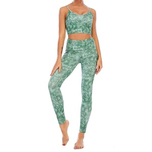 Ensemble de yoga tie-dye vert pour femme - Haut court à bretelles spaghetti et leggings taille haute longueur pleine - Tenue de sport 2 pièces - Product Image 1