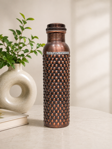 Botella de agua de cobre ecológica con puntos pintados a mano de Indian Exports International. (Cobre Puro Certificado) - Product Image 1