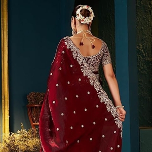 Sari de satén Fendy de diseño, pesado y brillante, con bordado completo en C Pallu y trabajo de corte, es un lujoso vestido étnico diseñado para mujeres. - Product Image 2