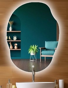 Espejo Decorativo Estilo Veneciano Inspirado en la Artesanía Italiana Clásica con Adornos de Cristal Tallados a Mano - Product Image 1