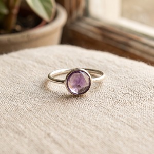 Bague en améthyste naturelle faite à la main en argent sterling 925, bague délicate à facettes avec pierre précieuse, bijoux minimalistes élégants pour femmes, cadeau pour elle - Product Image 5