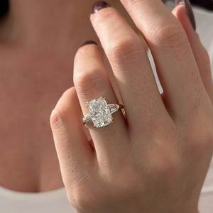 Bague de fiançailles UNIQUE avec diamant de laboratoire allongé de 5 carats, design à trois pierres, certifiée IGI - Product Image 6