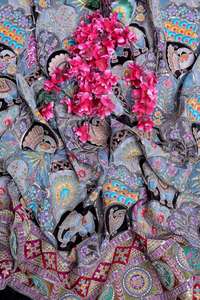 Tela de crepé natural con estampado floral rosa dulce y borde ornamental pesado para material de vestido Kurti de diseñador. - Product Image 3