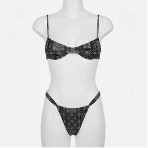Ensemble bikini 2 pièces imprimé bandana noir pour femme avec bas de maillot string et haut bandeau, maillot de bain extensible - Product Image 1