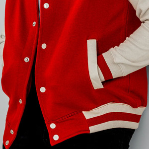 Chaqueta Varsity Unisex Roja y Blanca con Revestimiento, Resistente al Viento, Transpirable, Informal, para Otoño, con Logotipo Frontal con Impresión por Transferencia de Calor, Corte Regular - Product Image 5