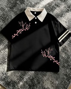 เสื้อโปโลผู้ชายสีขาวพิมพ์ลายดอกเชอร์รี่คอสีเขียวแขนสั้นสไตล์ลำลองสำหรับฤดูร้อน - Product Image 3