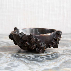 Bol de service rond en métal de haute qualité, motif abstrait, design élégant, fabriqué en Inde, pour aliments et chocolats. - Product Image 1