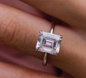 Bague Solitaire Émeraude Blanche Taillée en Émeraude, en Argent Sterling, pour Femme, Bijou Quotidien, Cadeau Élégant, Scintillant, Accessoire de Mode - Product Image 1