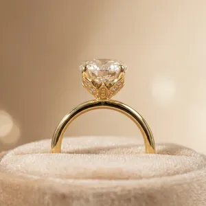 Bague de fiançailles en or 14 carats avec diamant ovale central et quatre griffes, bijoux de mariée - Product Image 1