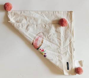 Les housses de coussin à motifs floraux apportent une sensation naturelle et fraîche à toute pièce, alliant des tons pastel doux avec des motifs botaniques pour un effet apaisant. - Product Image 4