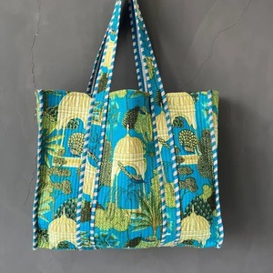 Bolso Tote con Estampado Floral Indio: Bolso de Compras Acolchado de Algodón Cosido a Mano - Product Image 4