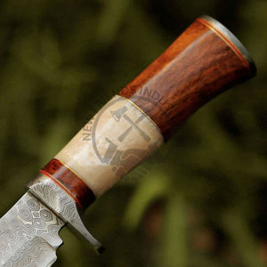 มีดล่าสัตว์ทำมือจากเหล็กดามัสกัส ขนาด 10 นิ้ว มีดเอาตัวรอดใบมีดปลายแหลม ด้ามไม้โรสวูดประดับมุก พร้อมปลอกมีดและปลายด้ามทำจากเหล็กดามัสกัส - Product Image 4