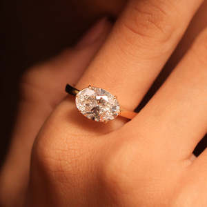 Anillo de Moissanita Ovalada de 3.35ct Hecho a Mano con Diseño East West, Tallo Europeo, Ajuste Cómodo, Oro Blanco y Platino, Fabricante de Diamantes de Moissanita - Product Image 1