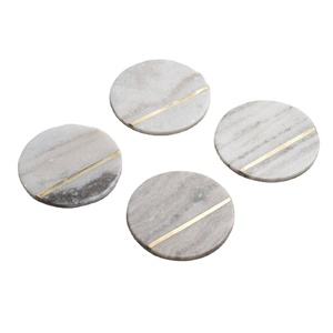 Posavasos de pizarra de piedra blanca natural Posavasos redondo de mármol decorativo con tiras de metal antideslizantes Accesorios de cocina Estera y almohadillas - Product Image 1
