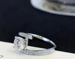 Magnifique bague de fiançailles et de mariage ouverte en argent sterling plaqué or blanc 14 carats avec moissanite véritable ronde de 2 carats pour femme - Product Image 4