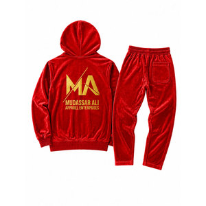 ชุดวอร์มมีฮู้ดสีแดงผ้ากำมะหยี่ ยี่ห้อ Mudassar Ali Apparel Enterprises ผลิตจากโพลีเอสเตอร์ 100% หนัก 350 กรัมต่อตารางเมตร ซิปยาวเต็มตัวพร้อมกระเป๋าหน้า - Product Image 2