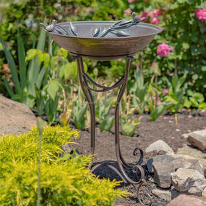 Bain d'oiseaux en métal de qualité supérieure, décoratif pour jardin extérieur, sur piédestal, durable, finition résistante à la rouille, pour l'aménagement paysager de jardin. - Product Image 1
