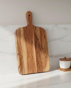Planche à découper carrée en bois de qualité supérieure, design élégant, lavable au lave-vaisselle, réutilisable, en bois naturel rustique, pour la cuisine. - Product Image 4
