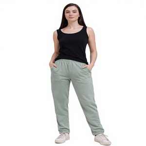 Pantalones deportivos verdes para mujer con corte ajustado y relajado, confeccionados con una tela de mezcla de algodón transpirable de primera calidad que ofrece comodidad. - Product Image 1