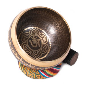 Cuenco Tibetano Martillado a Mano con Grabado de Loto y Om - Cuenco Profesional de Latón para Sanación Sonora y Meditación - Product Image 5