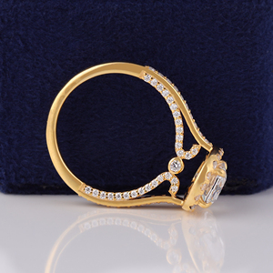 แหวนเพชรทรงคุชชั่น 3.00 กะรัต จากเหมืองเก่า ประดับด้วยเพชรแบบฮาโลสองชั้น ได้รับการรับรองจาก IGI เพาะเลี้ยงในห้องปฏิบัติการ - Product Image 5