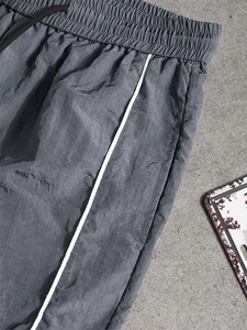 Pantalon de survêtement blanc ample et tendance pour homme avec empiècements latéraux noirs et détails de passepoil blanc - Coupe décontractée, style sportif et décontracté - Product Image 4