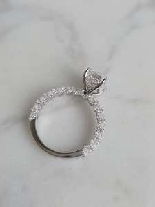 Anillo de compromiso clásico de moissanita con corte radiante, chapado en oro de 14 quilates con certificación IGI para mujer, de Daliana Jewelry, chapado en rodio. - Product Image 4
