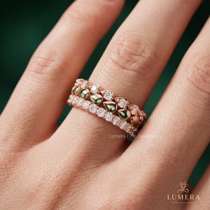 แหวนแต่งงานแบบซ้อนได้ Botanical Diamond ประดับเพชรทรงกลมเจียระไนแบบบริลเลียนท์ ลวดลายใบไม้รูปทรงลูกแพร์ เครื่องประดับที่ได้รับแรงบันดาลใจจากธรรมชาติ - Product Image 1