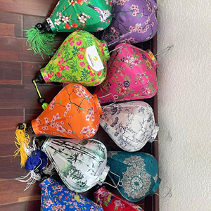 Linternas Tradicionales de Bambú y Seda Brillante de Hoi An en Forma de Globo de Diamante y de Bola para Eventos al Aire Libre - Product Image 1