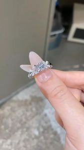 Bague de fiançailles APRICOT JEWELS avec diamant de laboratoire taillé, diamants d'appoint latéraux, or blanc 14 carats, classique, certifiée IGI, bague de luxe - Product Image 4