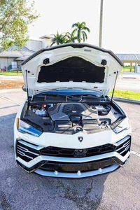 Lamborghini Urus SUV Blanco, Vista Frontal, Compartimento del Motor Abierto, Exhibición del Capó, HAC # 410 Según DEMANDA DEL CLIENTE - Product Image 1