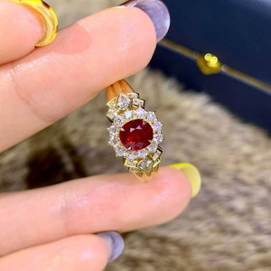 Bague vintage en or jaune 18 carats avec rubis de Mozambique non chauffé de couleur sang de pigeon, taille ovale 1,01 ct, sertie de 30 diamants, bijoux fins - Product Image 1