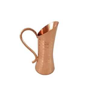Pichet en cuivre martelé avec bec évasé, poignée courbée, corps étroit et haut, vaisselle artisanale traditionnelle élégante - Product Image 1