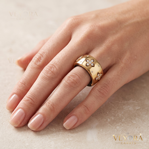 Sofisticado anillo de moissanita con diseño de cuatro hojas, elaborado en plata de ley 925 maciza como un anillo decorativo de lujo. - Product Image 4